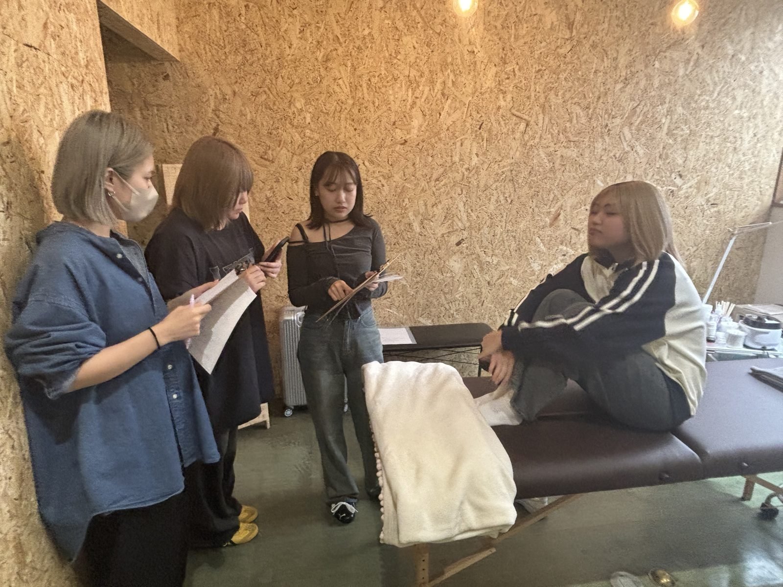 BE GROUP 美容室BELLEのスタッフが練習している様子